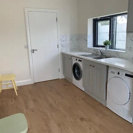 - Sleeps 7 - Garden - Parking Holiday home Cork