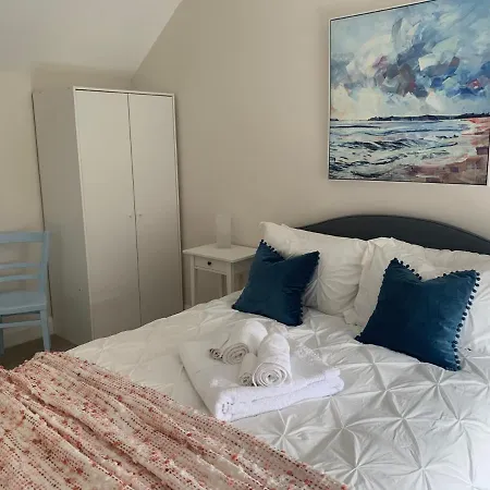 Holiday home - Sleeps 7 - Garden - Parking *