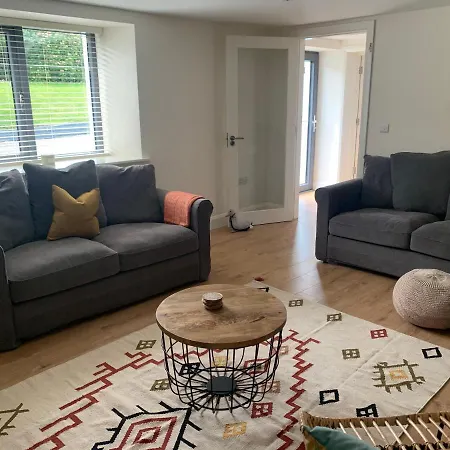 Holiday home - Sleeps 7 - Garden - Parking *