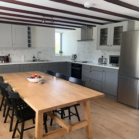 - Sleeps 7 - Garden - Parking Cork