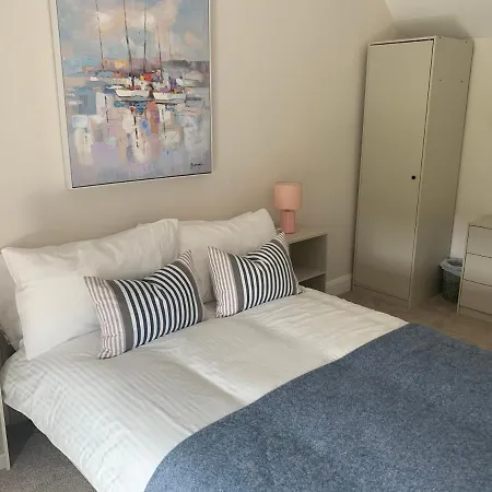 Holiday home - Sleeps 7 - Garden - Parking *