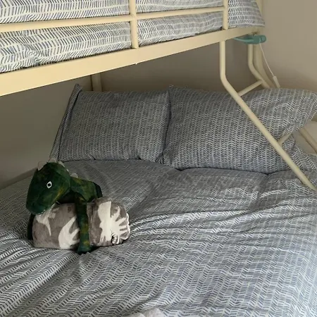 Holiday home - Sleeps 7 - Garden - Parking *