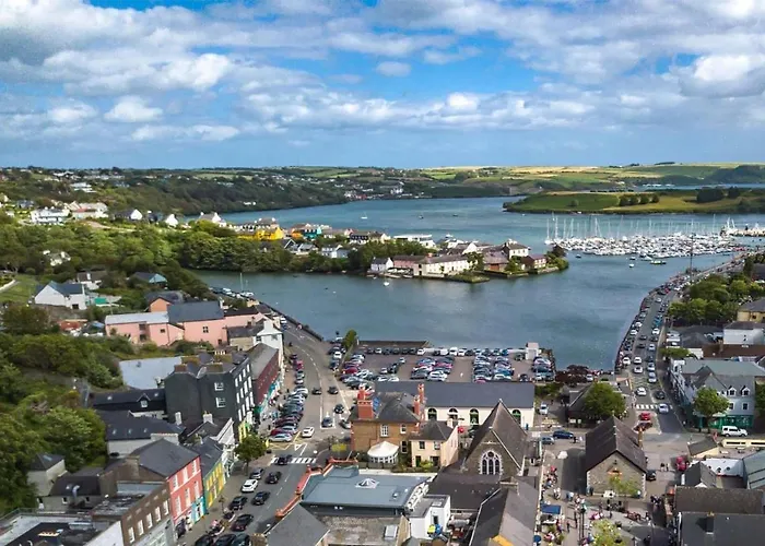 - Sleeps 7 - Garden - Parking Cork