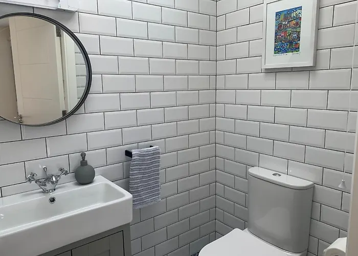 - Sleeps 7 - Garden - Parking Cork