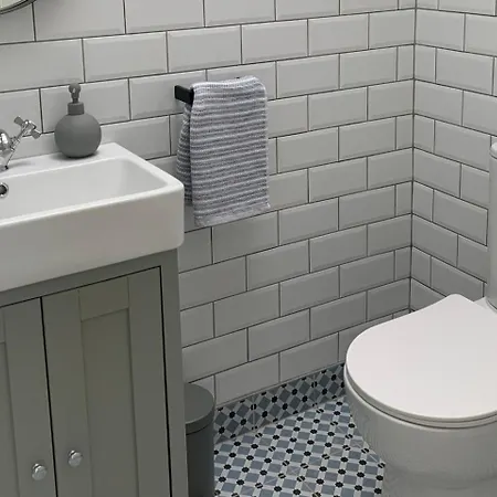 - Sleeps 7 - Garden - Parking Cork